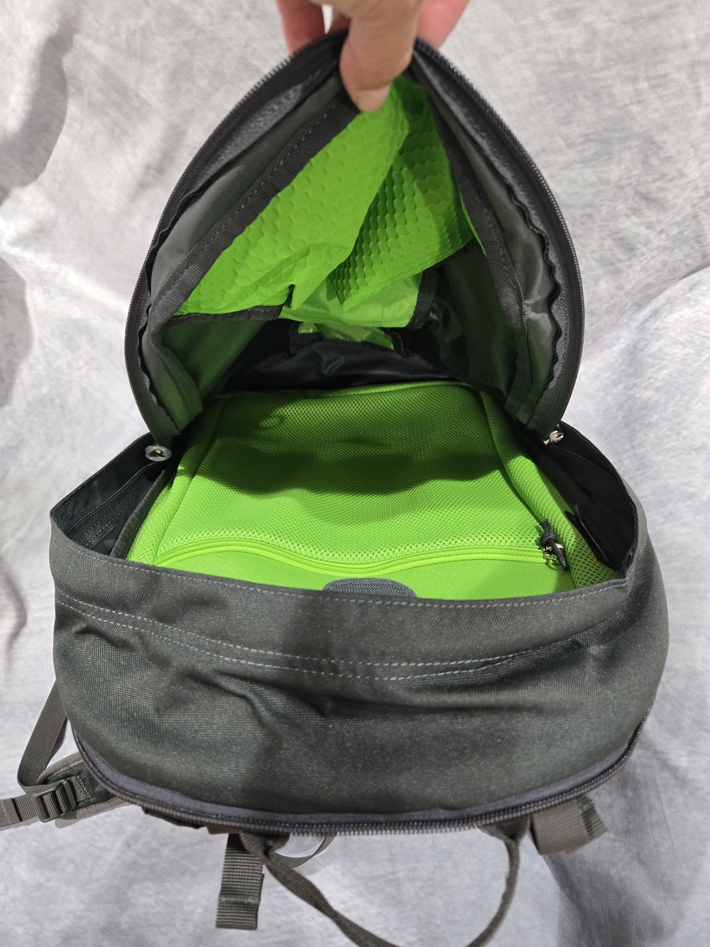 OSPREY Black Men's Hiking Backpack with Front Mesh Pockets - Picture 4 of 4